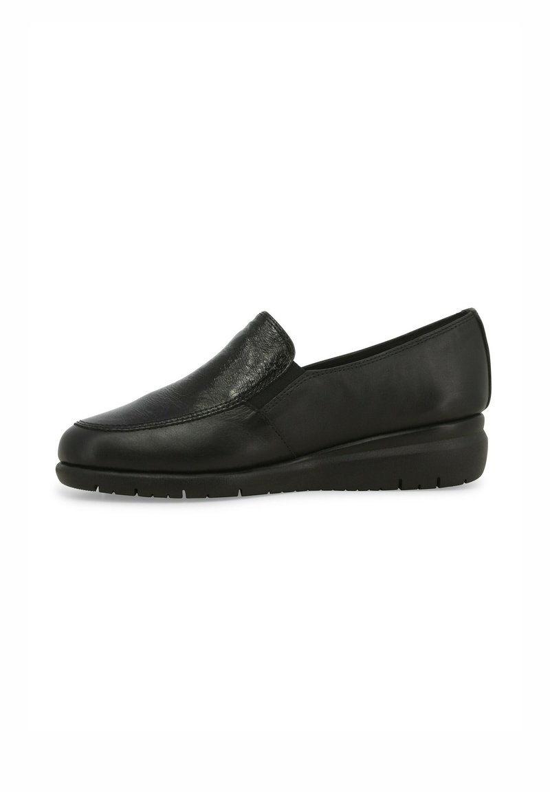 Scarpa nera in pelle con finitura liscia, punta arrotondata, tacco a zeppa basso e dettagli di cucitura discreti lungo le cuciture.