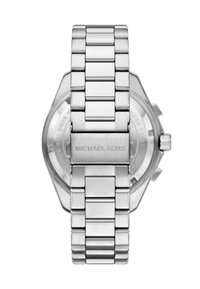 Reloj de acero inoxidable plateado con pulsera de eslabones, forma hexagonal y grabado "MICHAEL KORS" en el cierre. Diseño minimalista.