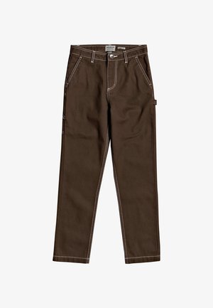 Pantalon droit marron avec surpiqûres blanches, poches avant, passants de ceinture et fermeture par bouton à la taille.