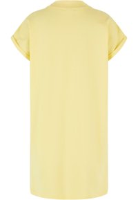 Gul bomullst-shirtklänning med rund halsringning, korta uppvikta ärmar och rak silhuett. Slät textur; medellång design.