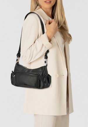 Bolso de hombro de cuero negro con correa ajustable y bolsillos con cremallera. Presenta lados fruncidos y un diseño elegante y minimalista.