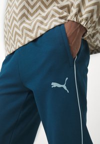 Puma OLYMPIQUE MARSEILLE CASUALS  - Sporto klubų atributika - ocean tropic/turquoise surf