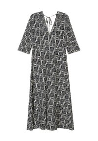 Maxikleid in Schwarz und Weiß mit einem abstrakten geometrischen Muster, V-Ausschnitt, gebundenem Rücken und Dreiviertelärmeln. Hergestellt aus leichtem Stoff.