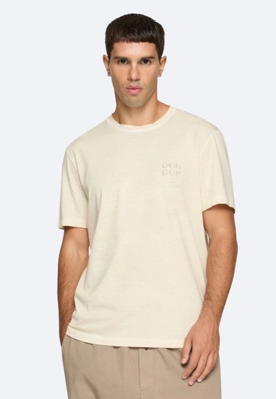 T-shirt beige a maniche corte con coltondo, caratterizzato da un logo "DON DUP" discreto sul petto, realizzato in morbido tessuto testurizzato.