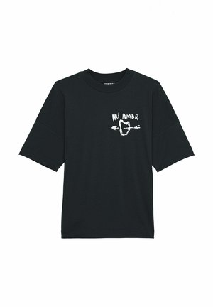 Zwarte t-shirt met korte mouwen en een ronde hals; grafisch ontwerp met witte tekst "Mi Amor" en een hart met een pijl. Gemaakt van katoen.