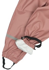 Wodoodporny, miękki różowy rękaw z białym elastycznym mankietem; posiada szarą odblaskową paskę i czarny regulowany pasek.