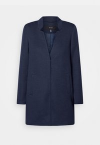 Abrigo azul marino con diseño sin cuello, mangas largas y dos bolsillos delanteros; hecho de tela texturizada con una silueta recta.