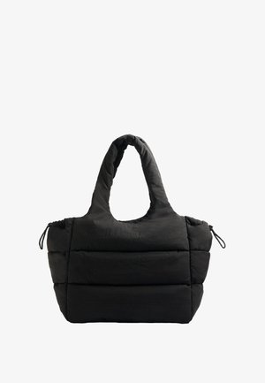 Borsa tote nera a sacco con manici oversized e morbidi e lati arricciati. Presenta sezioni cucite per texture e un dettaglio con cordoncino arricciato.