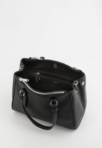 Sort læderhandtaske med tekstureret overflade, lynlåslukning, dobbelt håndtag og flere indvendige lommer til organisering.