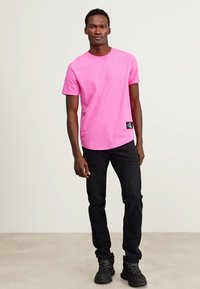 Calvin Klein Jeans BADGE TURN UP SLEEVE - Základné tričko - pink amour