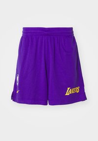Pantaloni da basket in rete viola con vita elastica, con la scritta "LAKERS" in giallo e un logo NBA in blu sul lato sinistro.