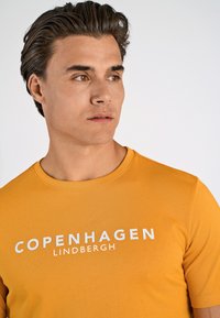 Lindbergh T-shirt med print - honey