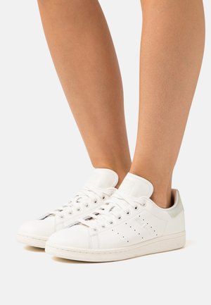 STAN SMITH  - Matalavartiset tennarit - core white/linen green/silver metallic