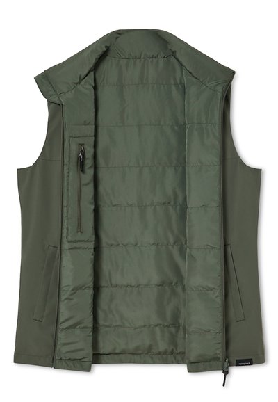 Grön pufferväst med hög krage, utrustad med en zippered bröstficka, sidfickor och en slät, vadderad textur. Inre foder synligt.