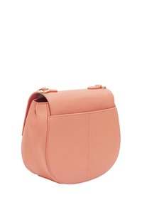 Perziken leren schoudertas met een ronde vorm, flap-sluiting en subtiele stiksels. Bevat gouden hardware en een achtervak.