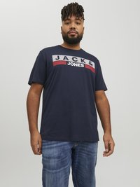 Marineblaue Baumwoll-T-Shirt mit grafikdesign, auf dem "JACK & JONES" in weißen und roten Buchstaben auf der Vorderseite zu sehen ist. Lässige Passform.