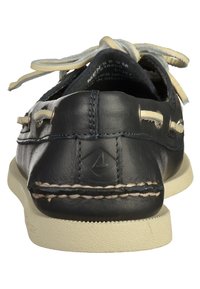 Marineblaue Lederbootsschuhe mit runder Spitze, hellbraunen Nähten und Gummisohle. Verfügt über ein Schnürdesign mit kontrastierenden, hellen Schnürsenkeln.