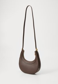 Borsa a spalla in pelle marrone con forma arrotondata, superficie texturizzata, dettagli in metallo dorato e una singola tracolla regolabile.