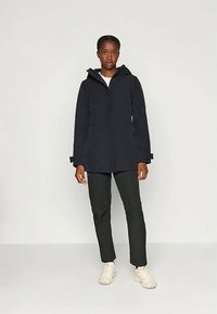 Svart vattentät parka med huva, frontdragkedja och två sidofickor. Slät tyg med minimalistisk design och justerbara ärmslut.