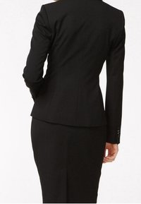 Svart skräddarsydd kavaj med en figursydd passform, strukturerade axlar och långa ärmar, med en slät yta och enkel knäppning.