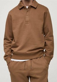 Brauner Baumwollpullover mit klassischem Kragen, einer Drei-Knopf-Leiste, gerippten Bündchen und Saum; bietet eine lockere Passform und eine glatte Textur.