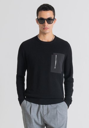 WITH CONTRASTING POCKET - Pullover - black