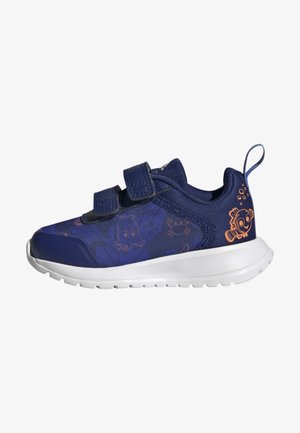 Marineblå børnesneaker med hvid sål, to velcrolukninger og orange havdyrsdesigns, herunder en fisk og en krabbe.