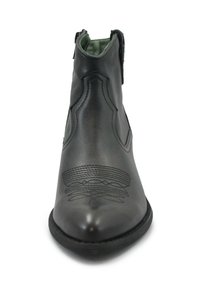 Stivale alla caviglia in pelle nera con punta affusolata, dettagli di cucitura frontale, texture liscia e fodera interna verde. Chiusura laterale con zip.