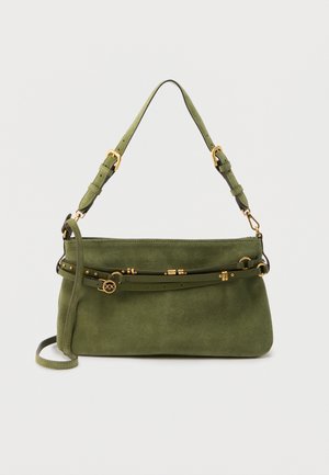 Sac à épaule en daim vert avec bretelles ajustables et détails en boucle et fermoir dorés sur un fond uni.