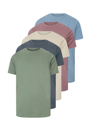 Pięć gładkich t-shirtów z okrągłym dekoltem w kolorach zielonym, granatowym, beżowym, malwowym i niebieskim, starannie ułożonych w rzędzie, każdy z małym logo na piersi.