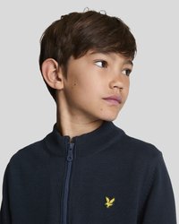 Sweater zippé bleu marine avec col côtelé, fabriqué en tissu tricoté. Présente un petit logo d'oiseau jaune sur le côté gauche.
