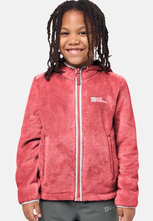 Veste en polaire rouge avec capuche, fermeture éclair à l'avant et poches latérales. Présente une surface texturée et des accents de fermeture éclair gris clair contrastants.