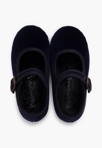 Zapatillas Mary Jane de terciopelo azul marino con puntera redondeada, correa elástica y hebilla decorativa. Forro interior suave para mayor comodidad.