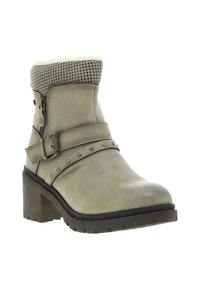 Bottine en cuir vert avec tige texturée, sangle à boucle, clous décoratifs et talon carré. Intérieur doublé pour la chaleur.