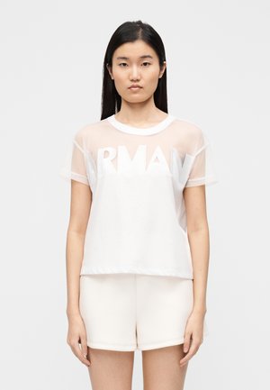 Weißes Kurzarm-T-Shirt mit transparenten Mesh-Ärmeln und -Vorderseite, darauf das Wort "ARMANI" in großen, fetten Buchstaben. Schlichtes Design mit lockerem Schnitt.