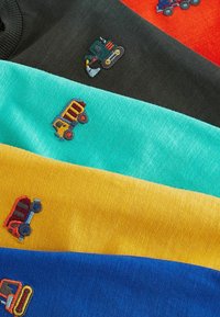 Fünf bunte T-Shirts ausgestellt: schwarz, türkis, gelb und blau mit bestickten Fahrzeugmotiven in verschiedenen Farben. Weicher Stoff, lässiger Stil.