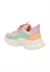 Bunt gefärbter Sneaker aus Mesh- und Synthetikmaterialien. Enthält Akzente in Minzgrün, Lavendel und Pfirsich sowie eine dicke weiße Sohle.