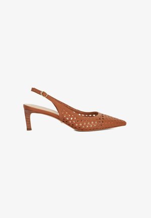 Chaussure slingback en cuir marron avec un bout pointu, un design tressé et un talon texturé, ornée d'une boucle dorée sur la sangle.