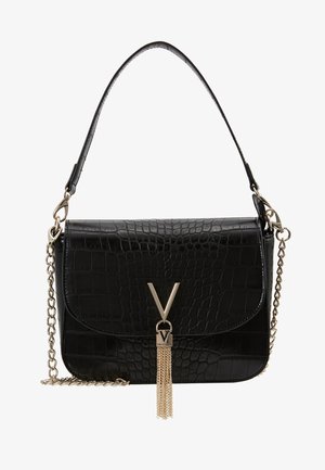 Czarna torebka z eko skóry krokodyla ze złotym łańcuszkiem, wyposażona w wyraźny zamek w kształcie litery V oraz dekoracyjną frędzlę.