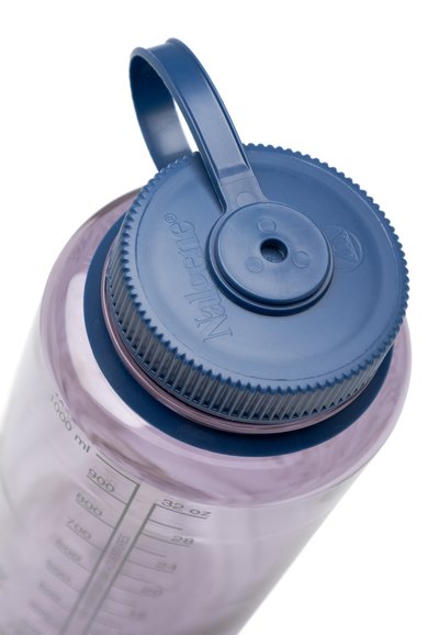 Široka ustna steklenica za vodo iz vijolične plastike, s temno modrim pokrovom na navoj in pritrjeno ročajem. Meritve so označene na strani.