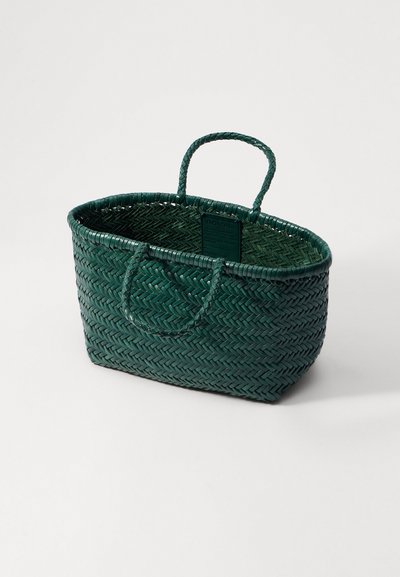 Panier tressé vert avec deux poignées, de forme rectangulaire, surface texturée et une étiquette à l'intérieur. Convient pour le stockage ou le transport d'objets.