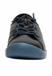 Scarpa di pelle nera con dettagli e lacci blu, caratterizzata da una punta arrotondata e una suola in gomma blu testurizzata. La vista frontale evidenzia i dettagli dei lacci.