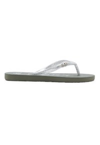 Sølvglitrende flip-flops med en flad grøn sål. Tangsdesign med en glat tekstur og en lille gylden logoaccent på en rem.