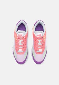 Puma-sneakers med en färgsättning i rosa, lila och mint, tillverkade av en texturerad mesh och syntetiska material, med vita snören och varumärke.