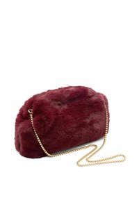 Bordeaux faux fur clutch tas met een ronde vorm, voorzien van een gouden kettinghengsel en een zachte textuur. Geen zichtbare hardware details.