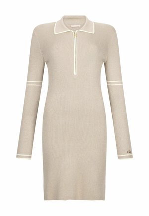 Beige geribbelde jurk met een ritskraag, lange mouwen en witte accentstrepen. Beschikt over een getailleerde silhouet en een logo-detail dicht bij de zoom.