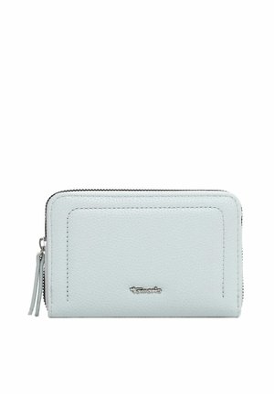 Portefeuille en cuir texturé bleu clair avec fermeture éclair noire, forme rectangulaire, et petit logo de marque en métal au centre avant.