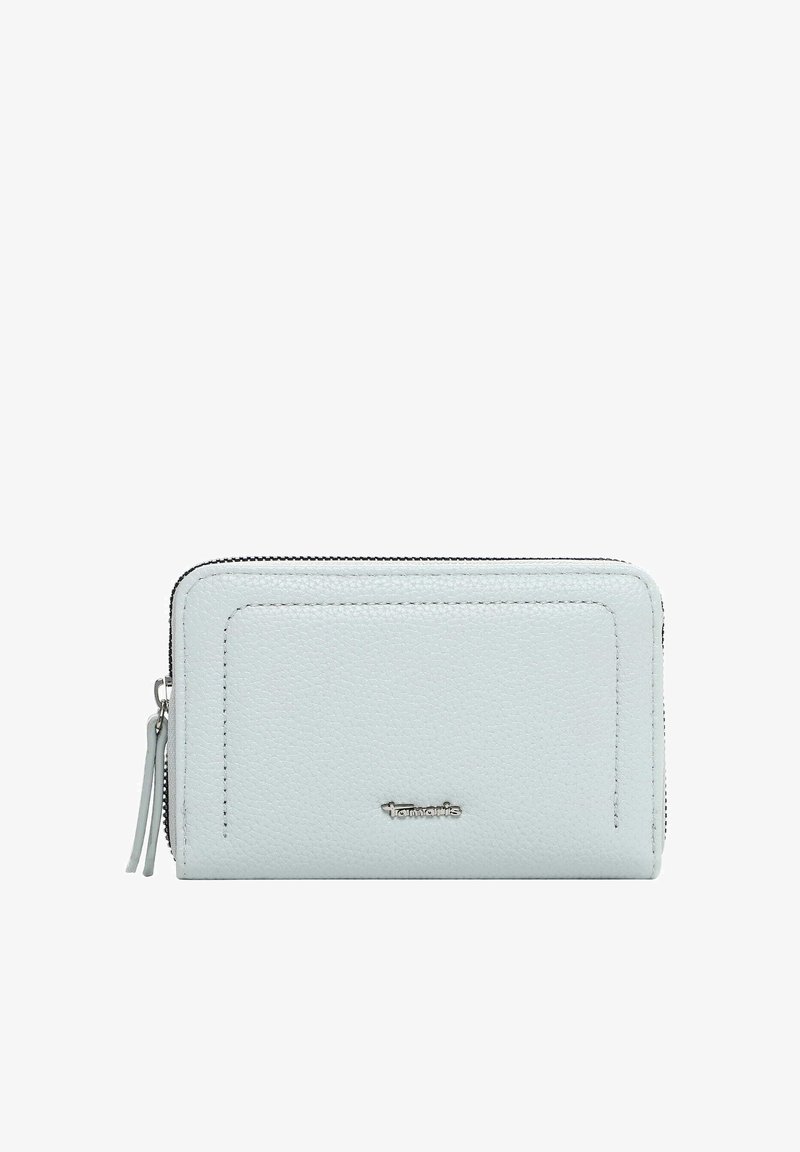 Portefeuille en cuir texturé bleu clair avec fermeture éclair noire, forme rectangulaire, et petit logo de marque en métal au centre avant.
