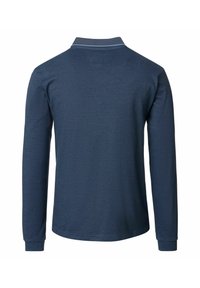Marineblauwe poloshirt met lange mouwen en een kraaghalslijn, voorzien van een geweven accent. Glad textuur met ribgebreide mouwboorden en zoom, zonder zichtbare sluitingen.
