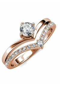 Roze gouden ring met een centrale ronde diamant en een golvende band versierd met kleinere diamanten aan één kant, en met gepolijst metaal.